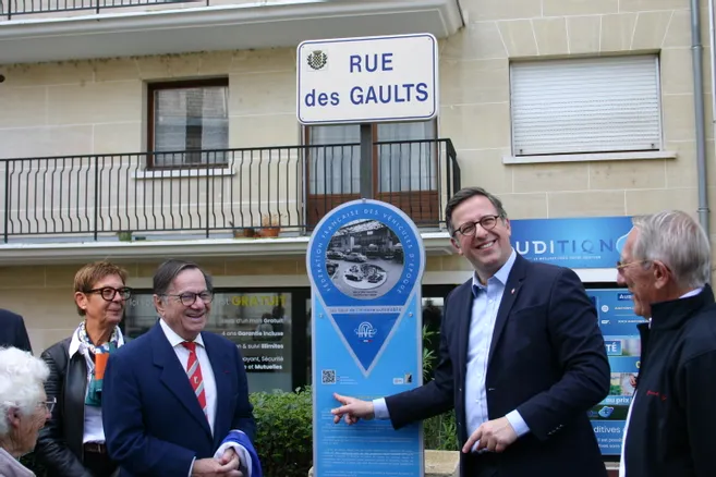 Une plaque Facel Vega inaugurée