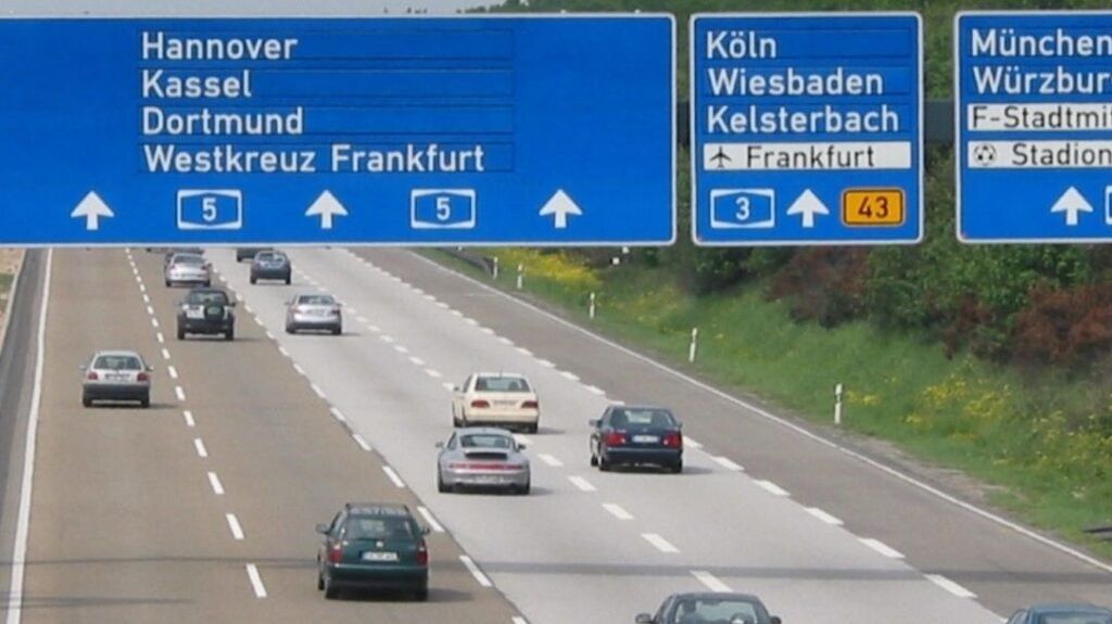 AUTOROUTES.- L'Europe et ses particularités en matière de limitations de vitesses : aucune en Allemagne ; 150 en Italie ; 130 en France... Tour d'horizon.