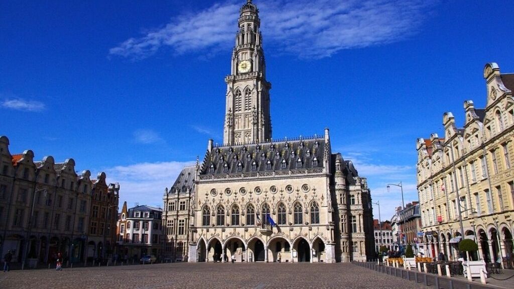 ARRAS.- Le JT de 13 heures de France 2 au cœur de la place des Héros ce mercredi.