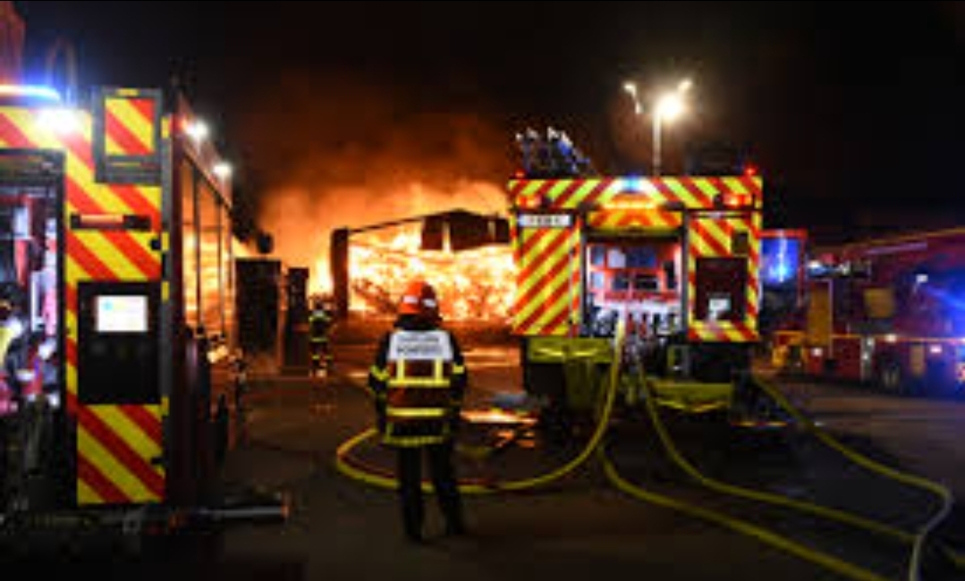 Un hangar de 800 m² en feu