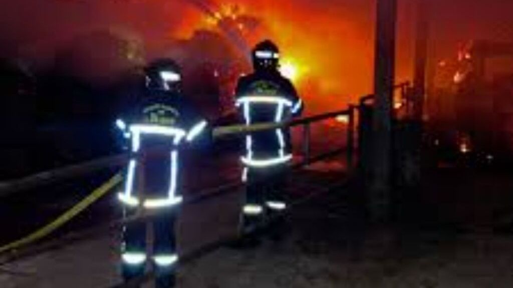 FAITS-DIVERS.- À Loos-en-Gohelle, dans le Pas-de-Calais, les sapeurs-pompiers luttent contre un incendie dans un hangar de paille et de foin.