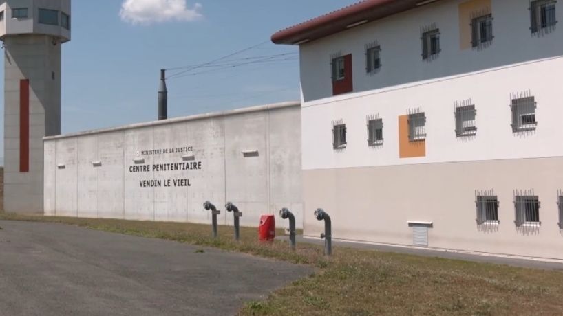 Transfert sous haute sécurité au nouveau QHS de Vendin-le-Vieil : 11 détenus sont arrivés par avion militaire du Sud-Ouest de la France.