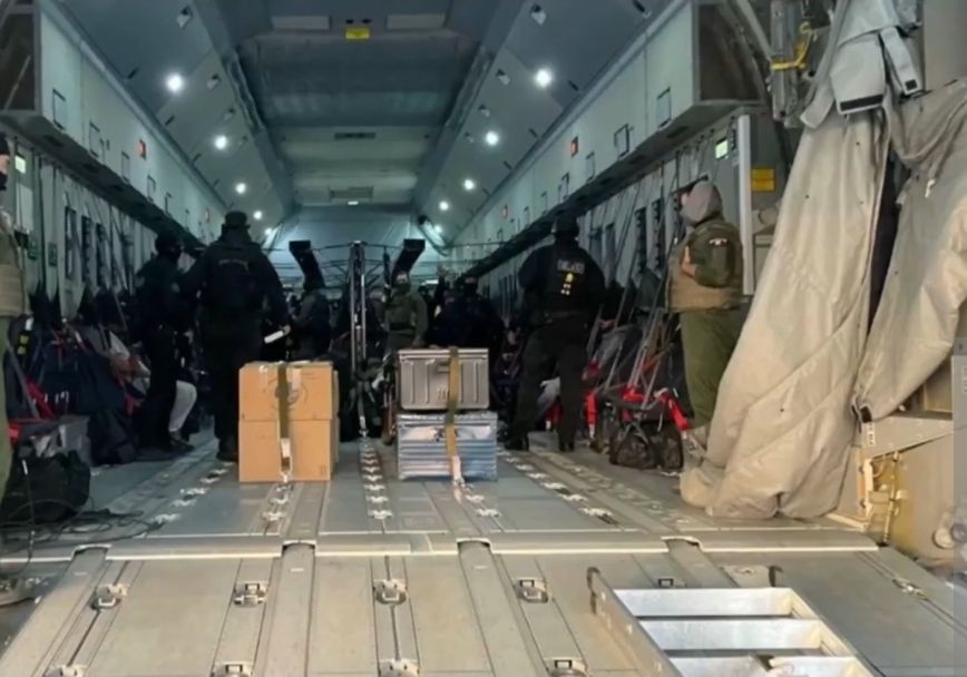 Transfert sous haute sécurité au nouveau QHS de Vendin-le-Vieil : 11 détenus sont arrivés par avion militaire du Sud-Ouest de la France.