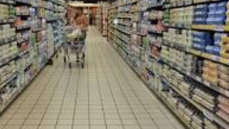 Comment des œufs ukrainiens, normalement interdits en France, se retrouvent en grande surface. Un phénomène en cours notamment chez Carrefour et Leclerc. Enquête.