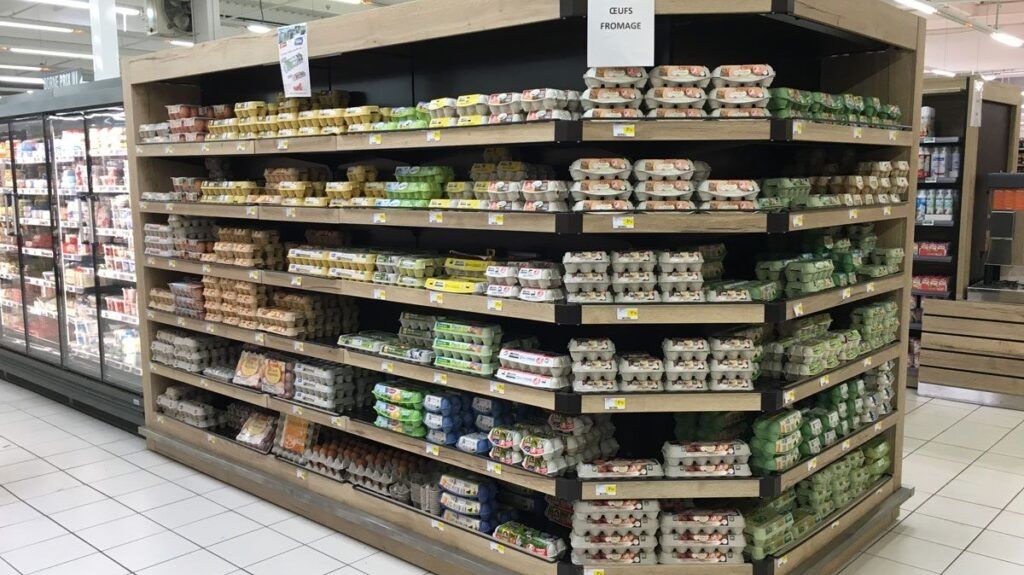 Comment des œufs ukrainiens, normalement interdits en France, se retrouvent en grande surface. Un phénomène en cours notamment chez Carrefour et Leclerc. Enquête.